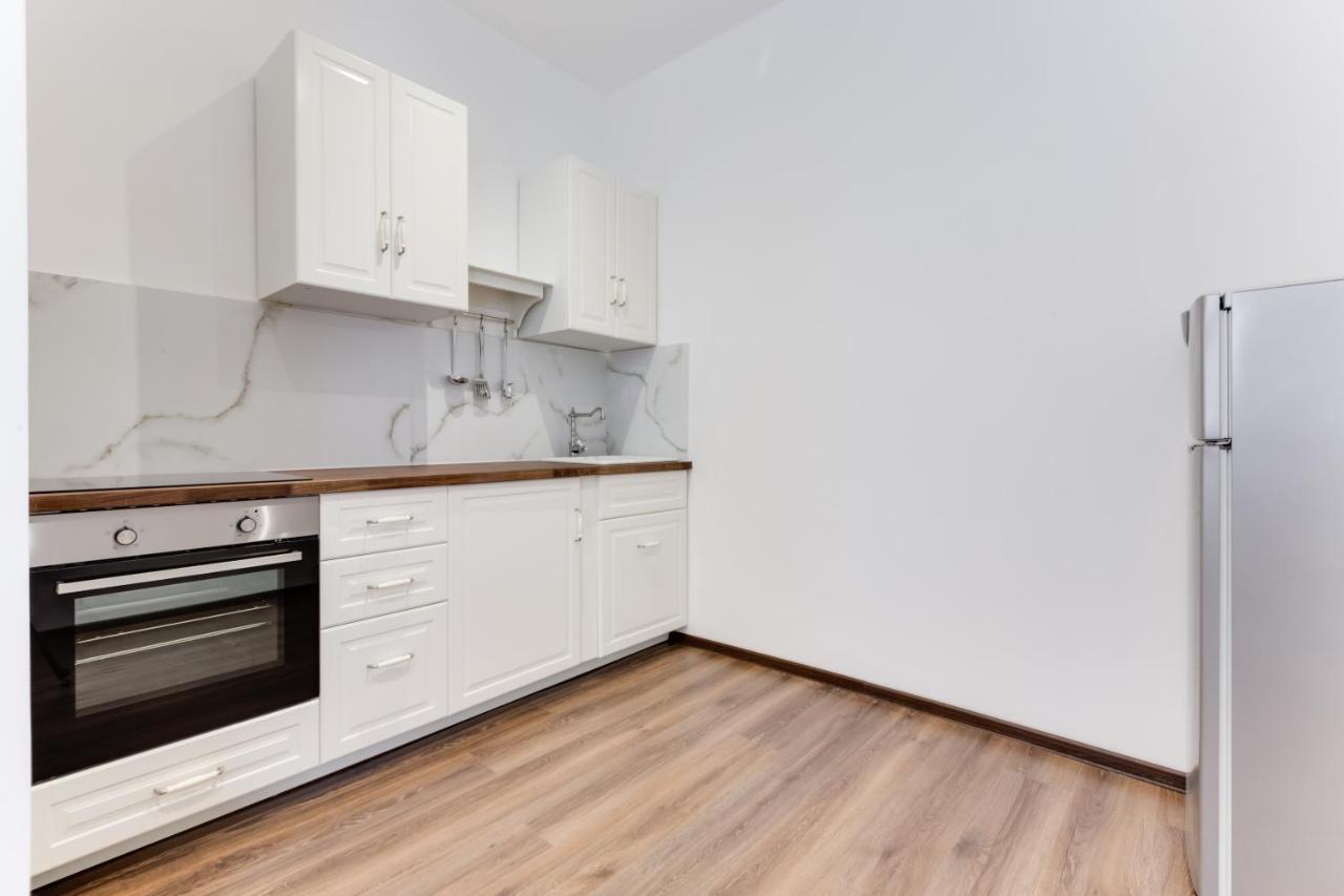 Free Days Luxury Apartment Прага Екстер'єр фото