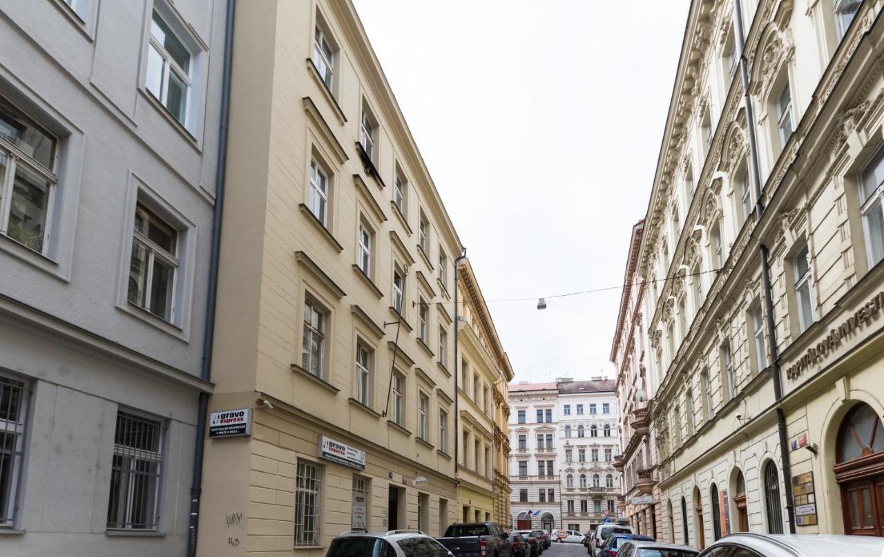 Free Days Luxury Apartment Прага Екстер'єр фото